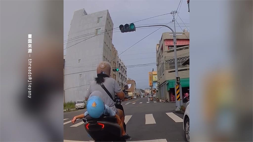 嚇瘋！彰化童機車後座躺平　母突起步　目擊者：太危險