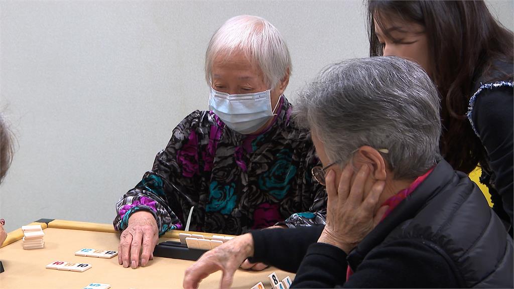 99歲銀髮族每天百下伏地挺身 分享長壽秘訣