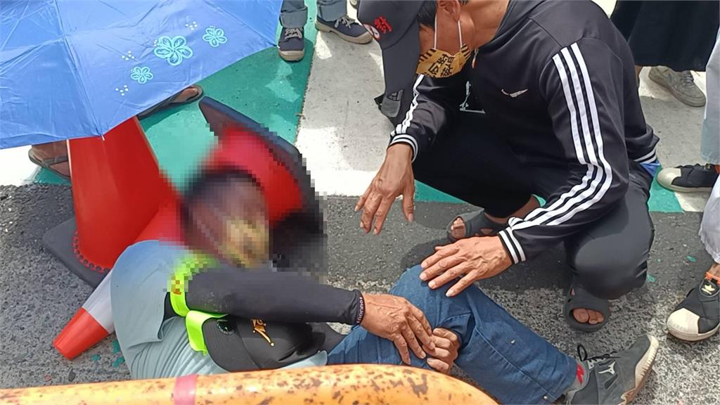 快新聞/好痛!反對蓋火葬場「彰化500人抗議」 男衝管制區跌倒骨折