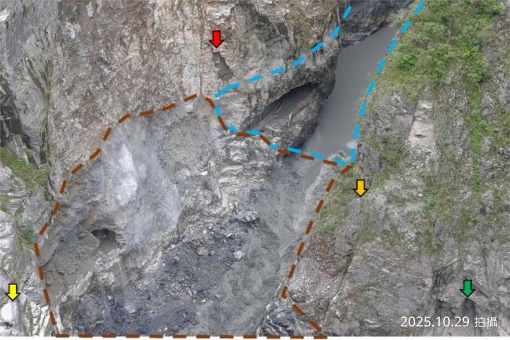 燕子口堰塞湖崩解「大量泥流衝出」!中橫靳珩隧道西口「蒂芬妮藍湖」完全消失