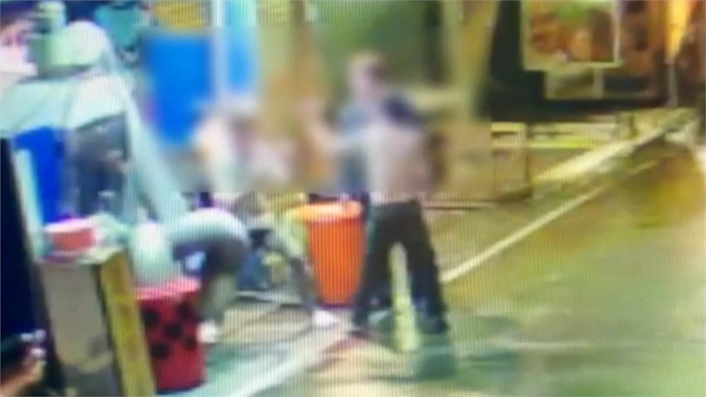 新店男鬧事！　先搬光弟弟家變賣　與友借錢大街上演「拳擊擂台」