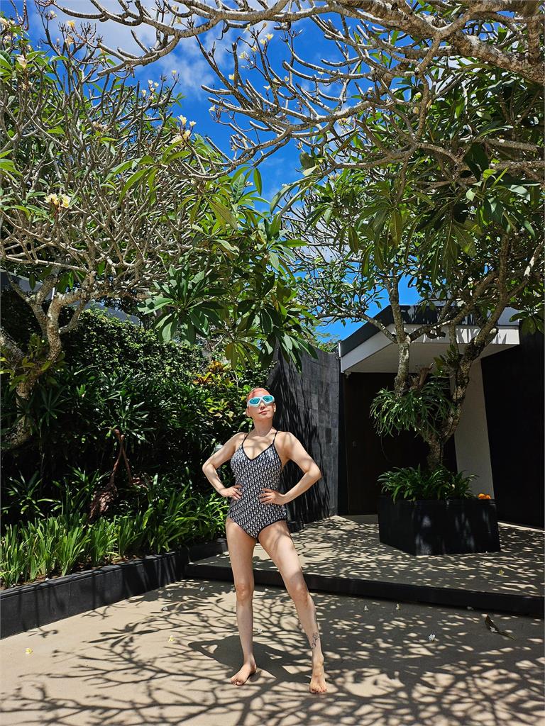 被大10歲陳美鳳激到?藍心湄沙灘「這樣露」網害羞:沒臉活了