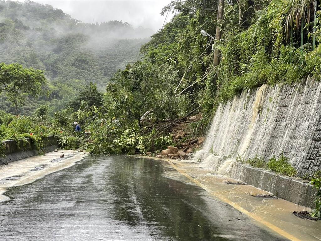 快新聞／竹122線31k處土石崩落道路受阻　機具急進場搶通