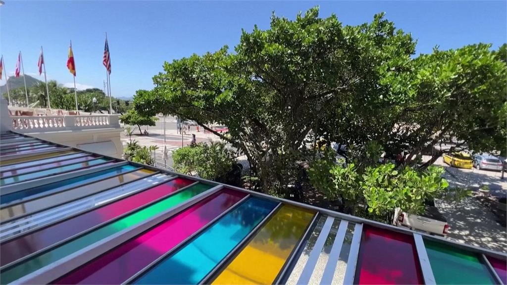 里約熱內盧百年飯店換新裝　藝術家用窗貼打造視覺饗宴