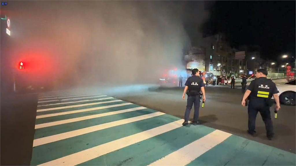 最新／三級火警！基隆深夜竄火「漫天黑煙」　消防人員持續灌救中