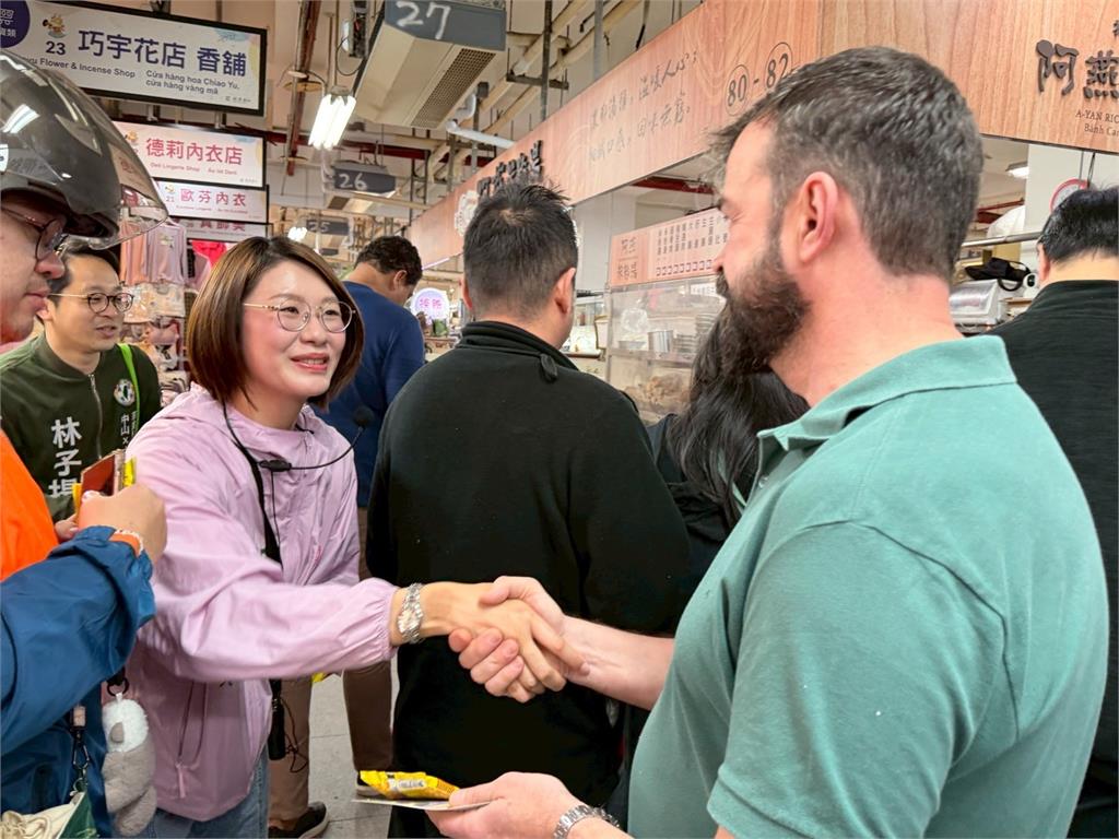 「銘揚首都」陪同蔡美華掃街　正派連線拚初選過關