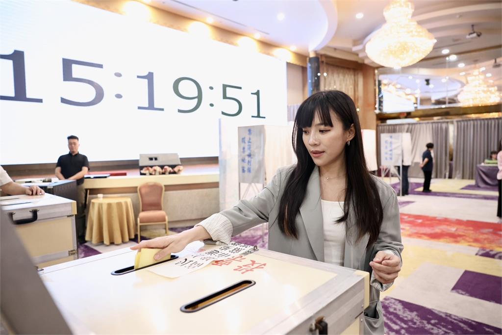 快新聞／高雄選戰暖身！黃捷、賴瑞隆聯手催出團結氣勢　黨部改選名單出爐
