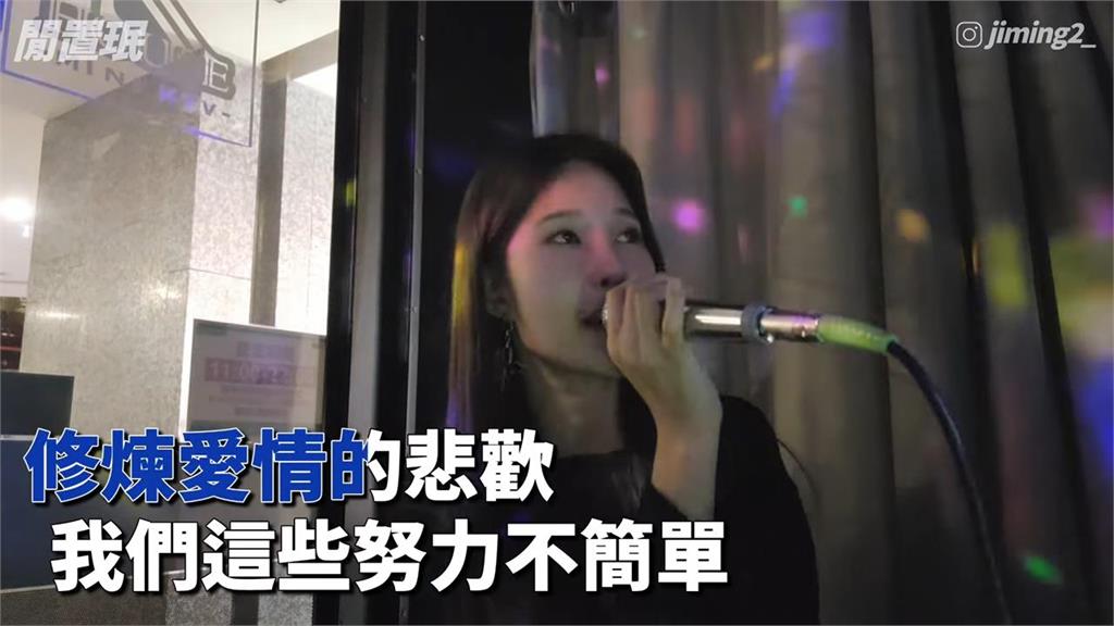 一個人的KTV！南韓美女螢幕前初獻美聲　優美嗓音網讚：超好聽