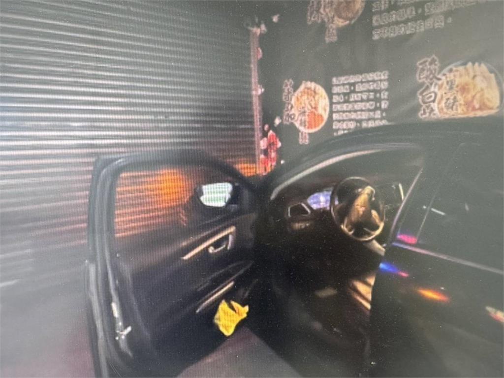 男駕車「血糖低」暴衝撞進店家 行人急跳開躲過一劫