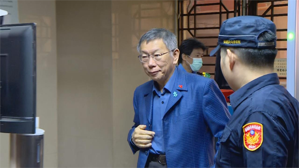 柯文哲出庭遭人捏臉「女子超大咖身分」曝光！白營粉專轟「白Ｘ」掀2派論戰