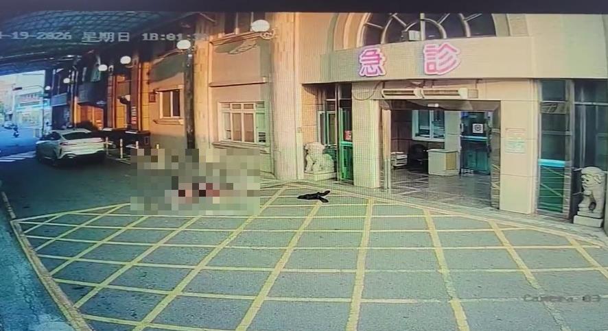 屏東男滿身血「遭塞後車廂」！黑衣人比「1手勢」拖出丟醫院　驚悚畫面曝光