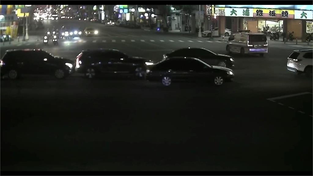 塞車陣中卻超車往前開 下1秒... 砰砰連撞2機車