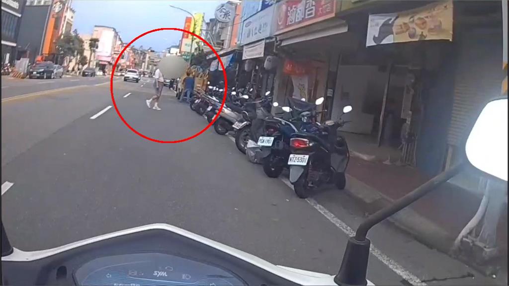 丟臉轉生氣！老翁違規穿馬路不服取締　飆罵員警還揮拳打人