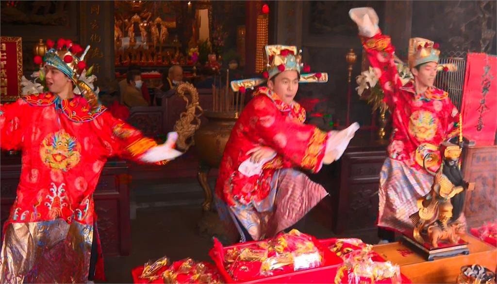 台北府城隍廟初四迎財神! 發限量福袋大排長龍