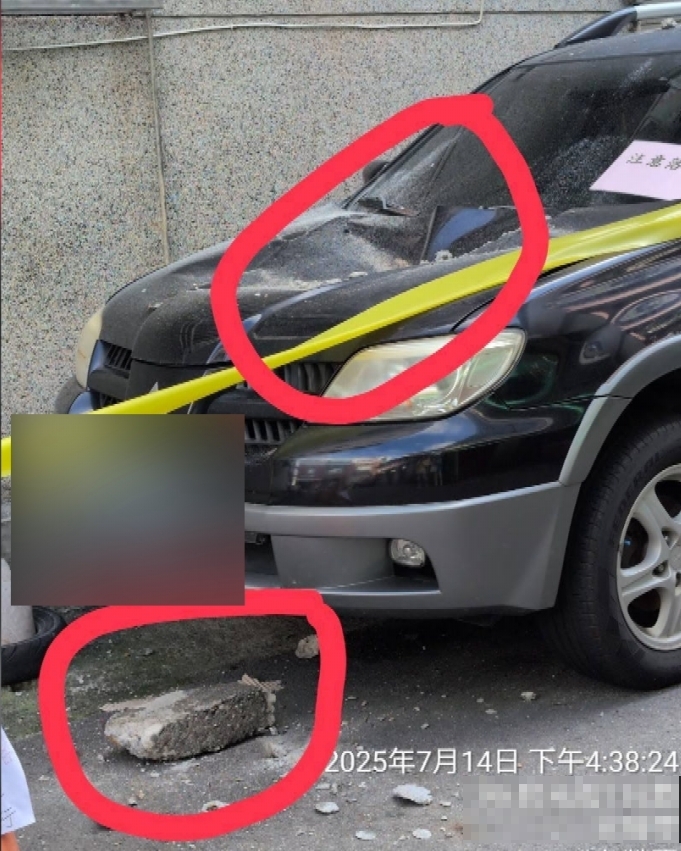 高雄老公寓頂樓違建倒塌　大石塊掉落砸車幸無傷人