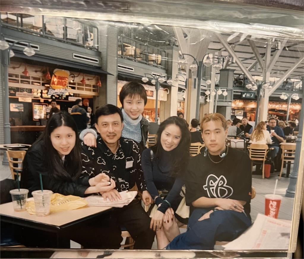 余天昔太帥「挑個眉」女星就靠過來？余祥銓抖出「偏心姐姐內幕」嘆：差別待遇