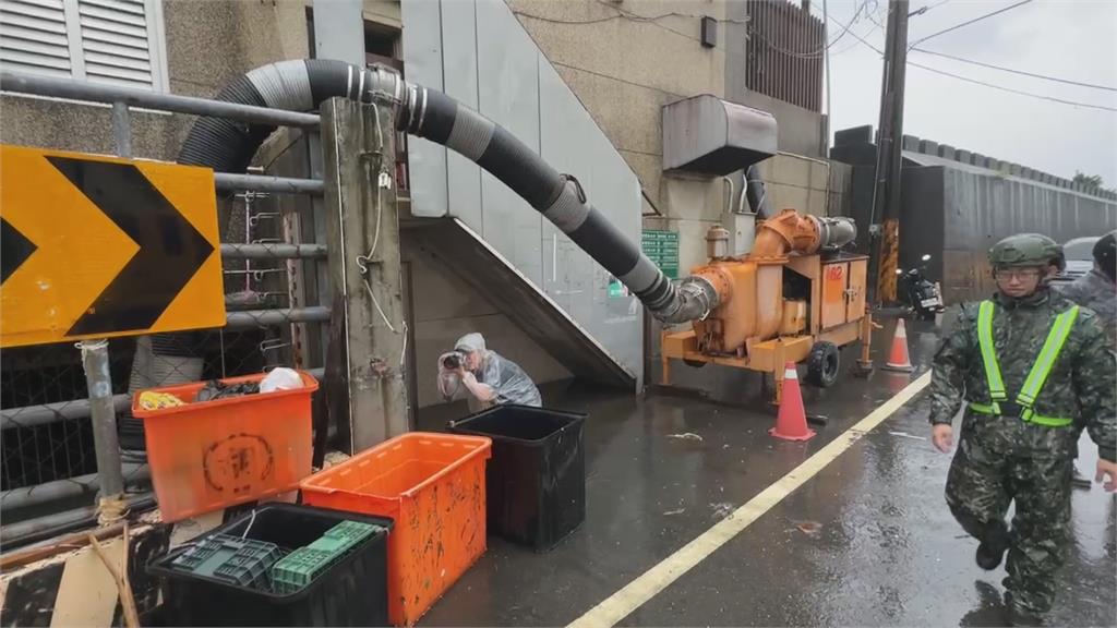 豪雨狂炸佳冬鄉村民好苦　卓揆南下勘災：和民眾站在一起