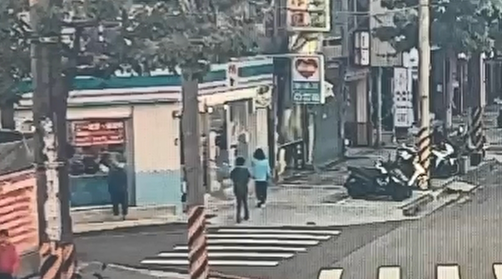 阿伯尾隨國中生引發恐慌　突問「可以踢你嗎？」被制止