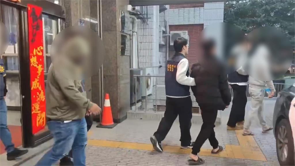 疑不滿講話太大聲! 小吃攤2派人馬爆全武行 警全數帶回