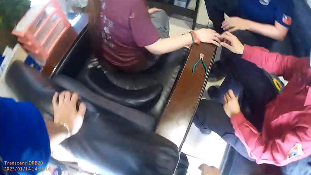 大掃除前最好先摘戒! 新北婦手卡戒「腫成甜不辣」求助消防隊