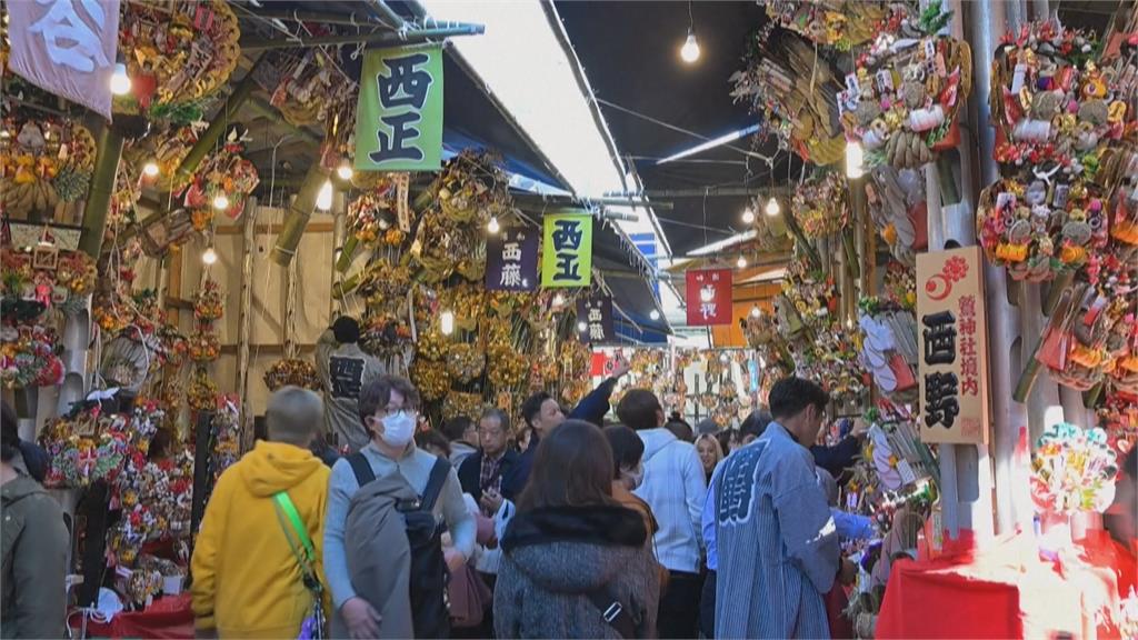 日本東京酉之市祭典熱鬧登場　民眾購「熊手」祈福財運亨通