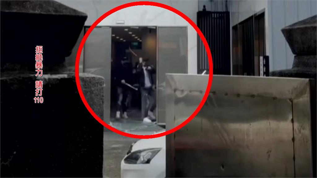 二殯旁會館驚見「球棒隊」　十多名黑衣人砸毀玻璃、牌位