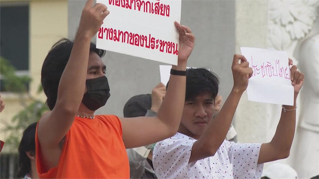 不滿皮塔被趕下台 支持者上街頭群起抗議