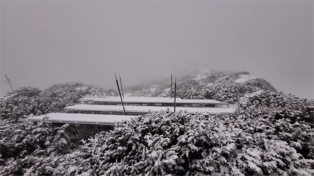 快新聞／玉山積雪今晨已達5公分　銀白美景如夢似幻