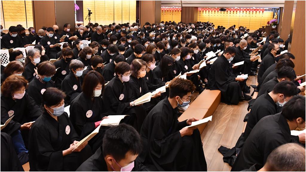 佛光山新年小巨蛋萬人法會　甘露灌頂滌熱惱三皈五戒淨身心