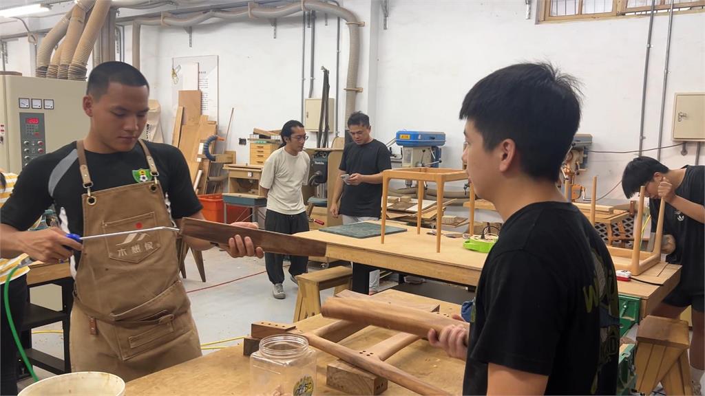 偏鄉孩子手作家具成政院接待外賓座椅 9月赴巴黎參展