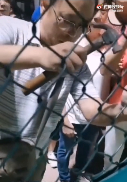 超荒謬！中國大媽為跳「廣場舞」　竟砸鎖闖球場強行中斷學童比賽