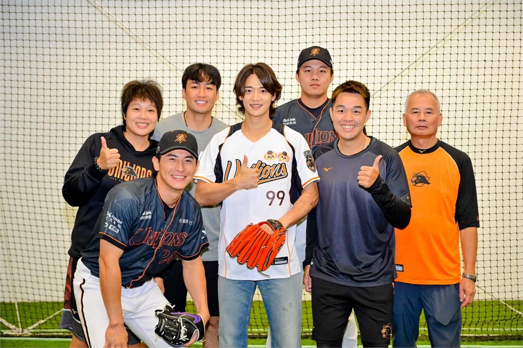 中職(影)／韓團「SHINee」珉豪為獅隊開球！超有天份網讚：被偶像耽誤的運動員