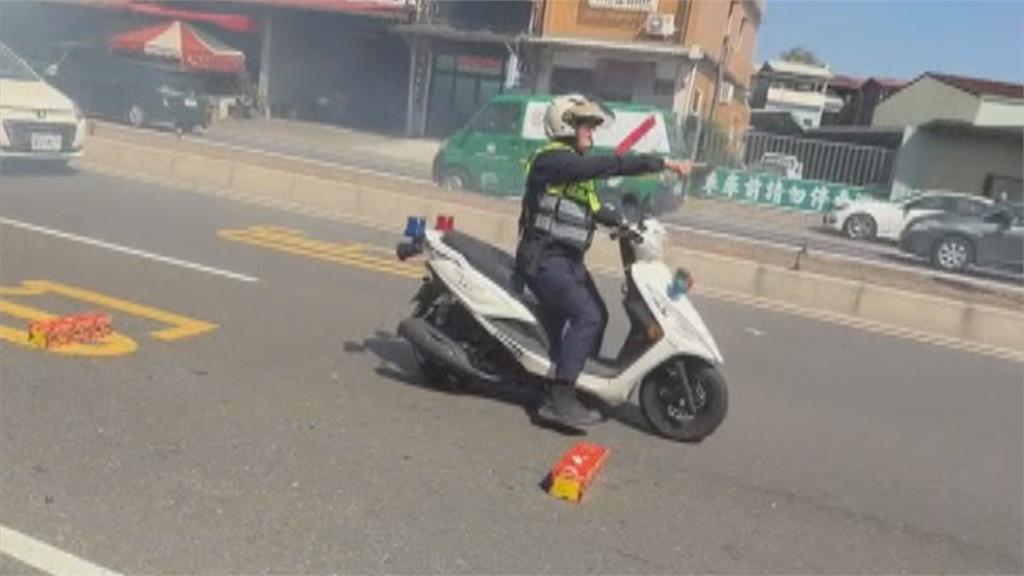 驚險！　香會大典「車道中央放沖天炮」　警邊騎車邊踢開