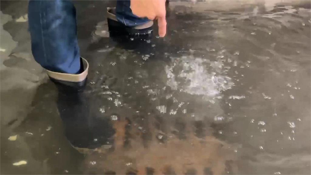 大里運動公園停車場淹水 抽水機整夜運作積水未退