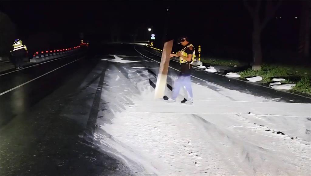 快新聞／台9線深夜變「溜冰場」！麵粉灑滿300公尺　車輛恐失控打滑