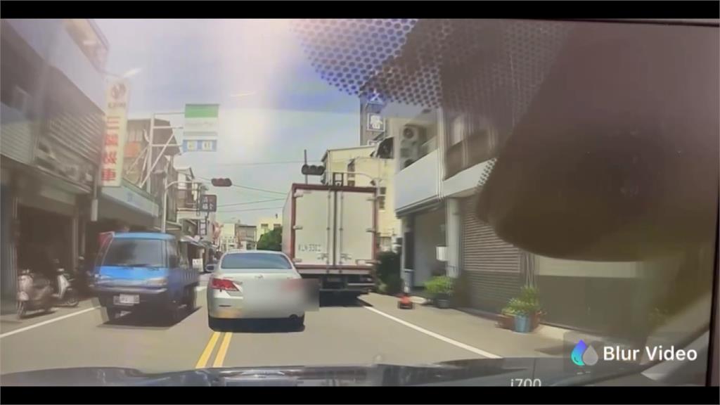 街頭上演「飛車追逐」！　毒品通緝犯拒檢逃逸自撞遭逮