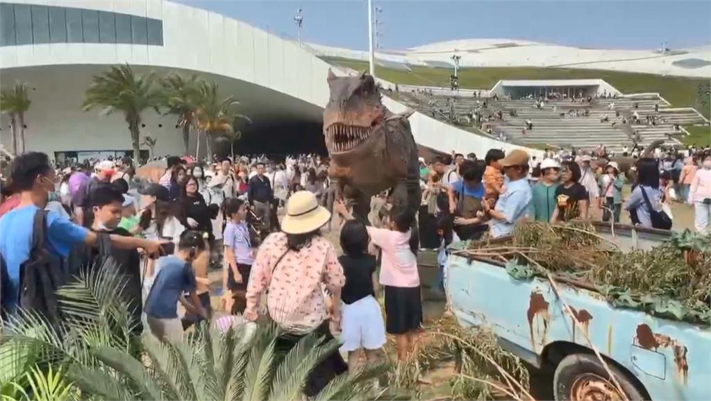 日本擬真恐龍首度來台！　高雄「恐龍樂園」吸大批民眾打卡