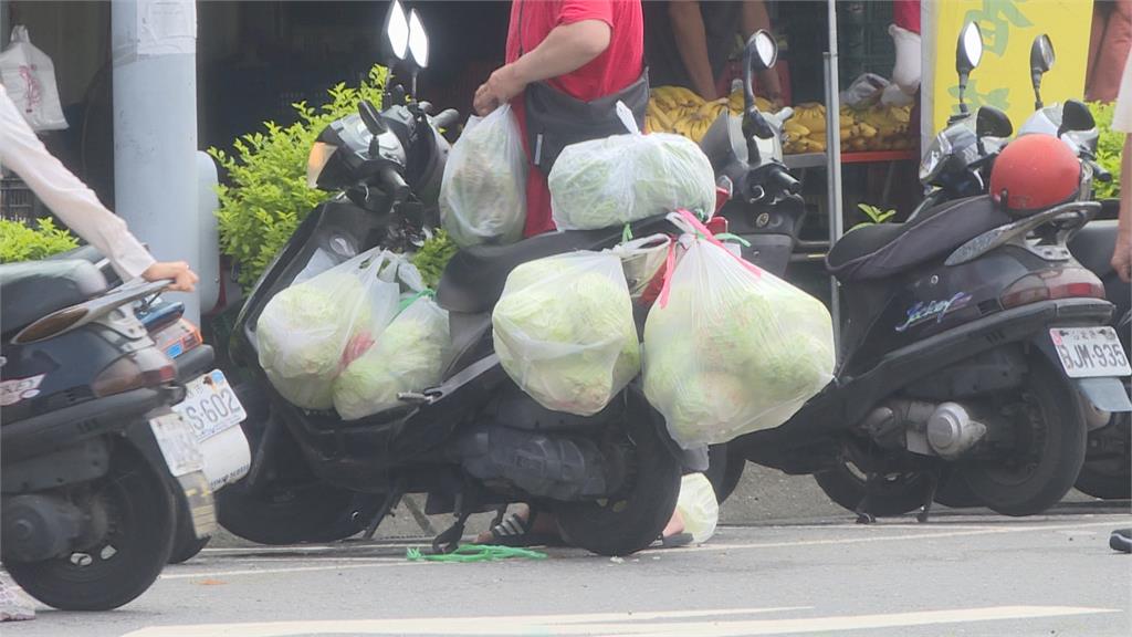 獨家！機車載運物品注意尺寸　打方向燈「這些時機」常被忽略