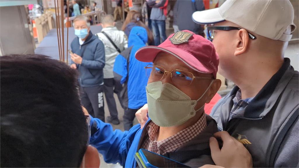 藍白十度封殺國防特別條例　黃國昌新莊發福袋　再遭嗆「美國爸爸擋預算」