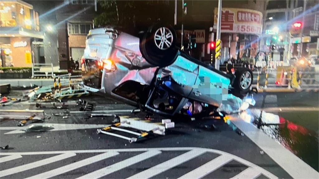 酒駕自撞圍籬翻車！幸未波及其他車輛、駕駛擦挫傷