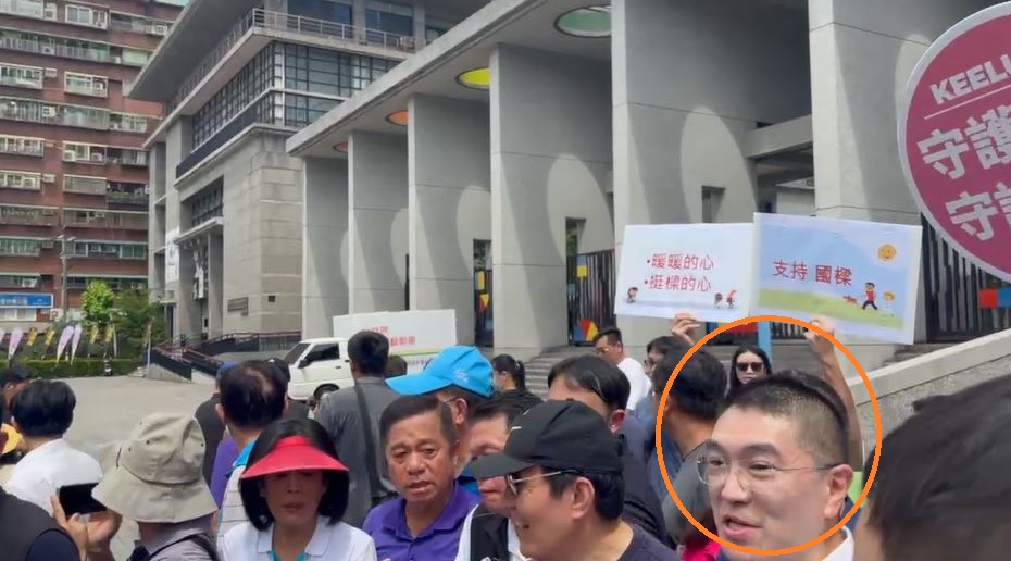 快新聞/馬英九現身「護樑行動」劍指鄭文燦 獨派衝上前嗆:臭要飯的滾回中國