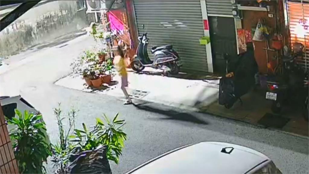 高雄陽台運轉「洗衣機爆炸」冒火　好心鄰居猛拍門救屋主１家三口