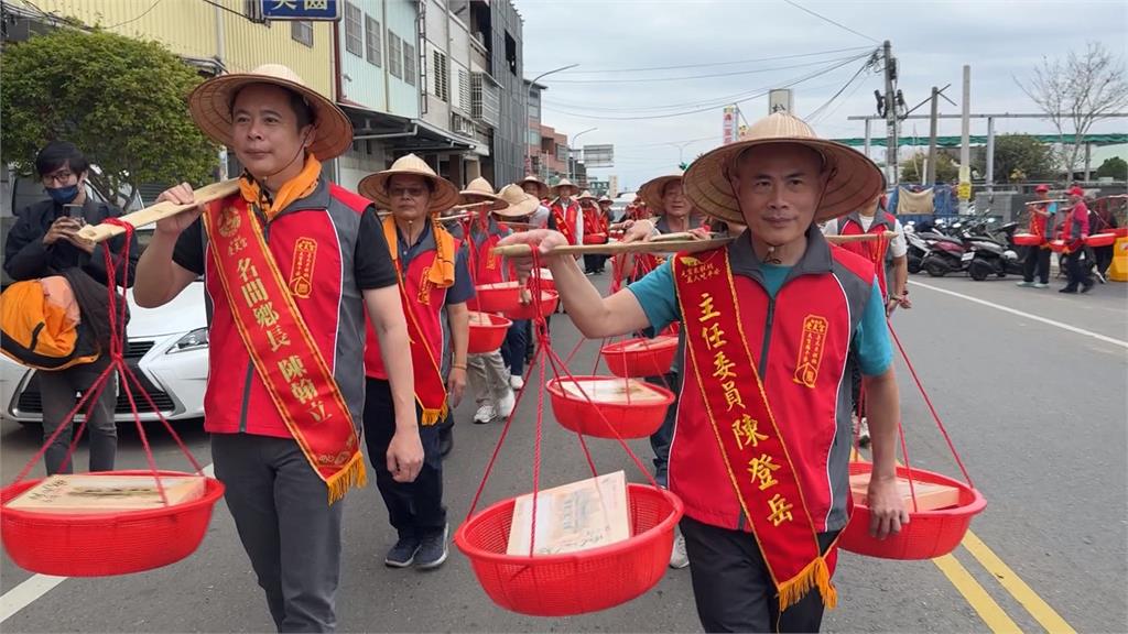 南投受天宮「擔米糕桃祝壽」　分送「米糕龜」帶來一整年福氣