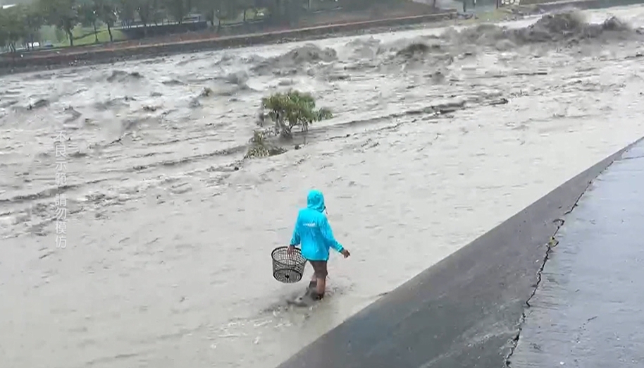 南投山區水里溪暴漲滾滾洪流 驚見民眾悠哉抓魚