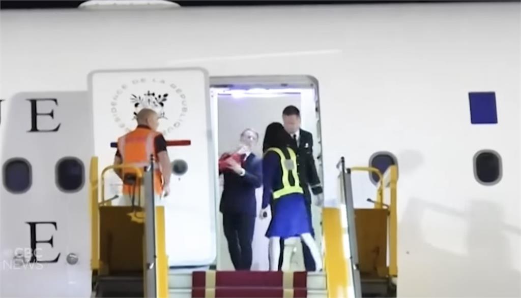 馬克宏下機「遭妻子當眾巴臉」影片流出!錯愕表情全被拍 本人親回應了