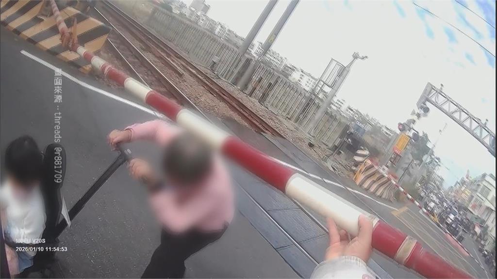 彰化孫女急喊阿嬤! 娃娃車險卡平交道 外送員急救援