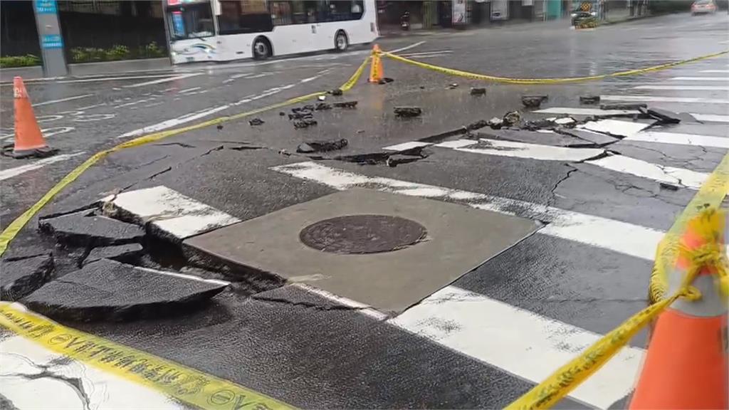 大雨狂炸！淡水道路變淡水河　汐止涵洞「車滅頂」　