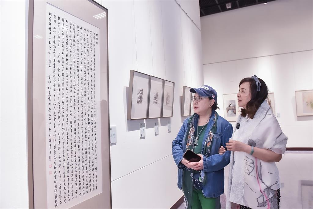 歌仔戲國寶楊麗花現身畫展！力挺乾妹黃湘詅「白雲傳承・水墨初心」畫有色香