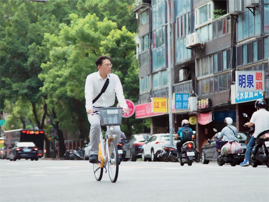 黃國昌騎腳踏車「判若兩人」!暴瘦10公斤「秘密曝」網認錯人:孔劉?