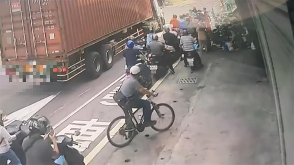 台南貨櫃車疑「這原因」肇事　擦撞3機車1騎士捲車底喪命
